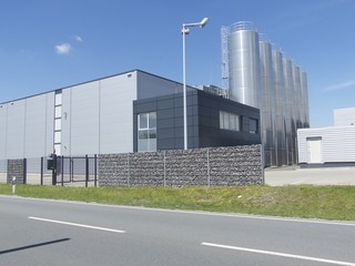 Moderne Fabrik an der Landstraße bei blauem Himmel und Sonnenschein zwischen Schloß Holte-Stukenbrock und Augustdorf im Kreis Gütersloh in Ostwestfalen-Lippe