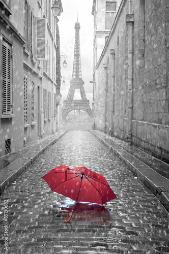 czerwona-parasolka-w-waskiej-uliczce-na-tle-wiezy-eiffla