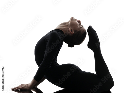 Naklejka samoprzylepna Kobieta contortionist wykonując gimnastyczne jogi sylwetka