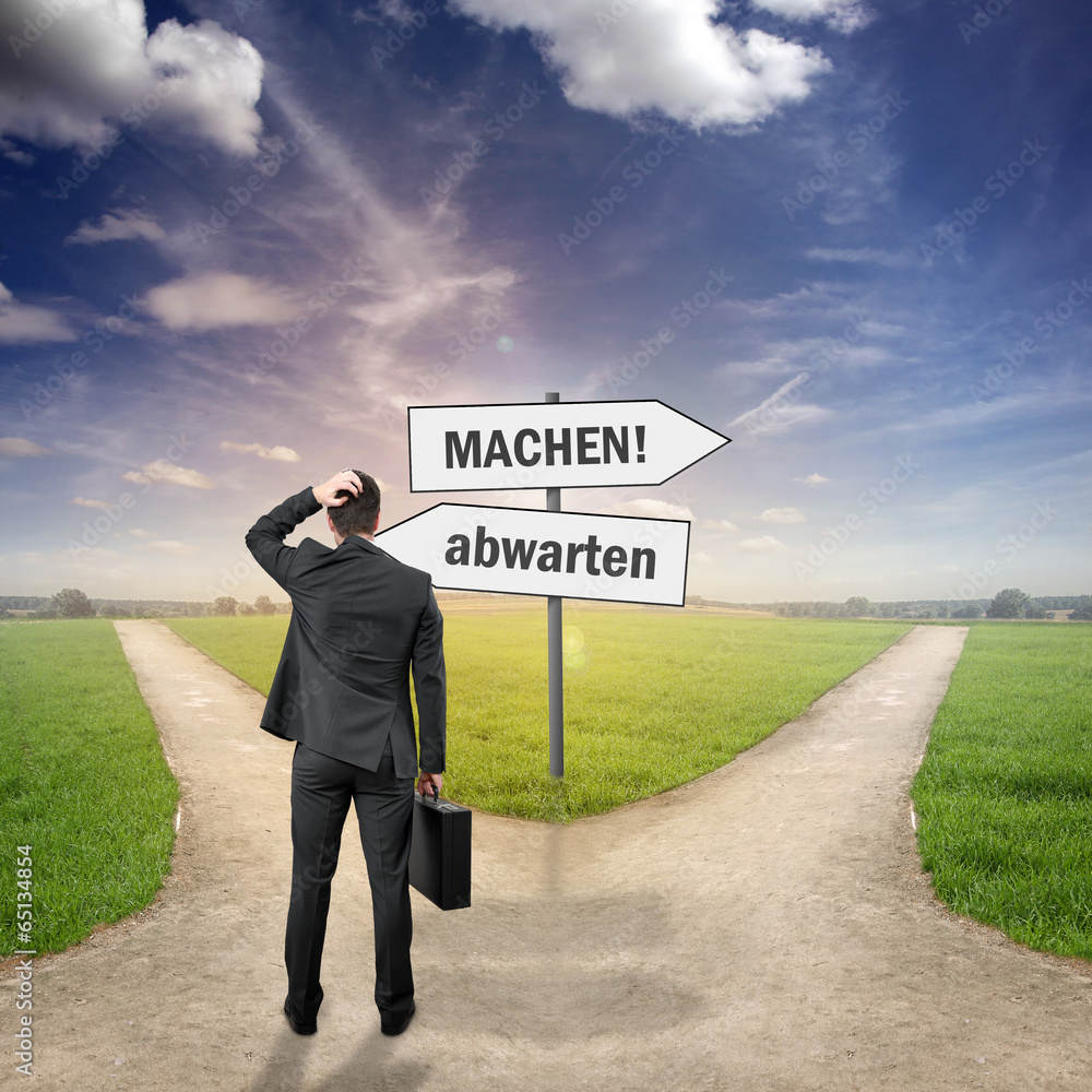 Mann steht an zwei Wegen "MACHEN - ABWARTEN"