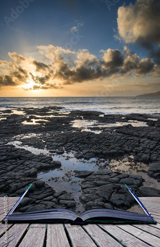 Fotoboard na płycie Książka pojęcie piękny seascape przy zmierzchem z dramatycznymi chmurami l