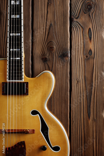 Plakat na papierze fotorealistycznym Gitara jazzowa na starym drewnie