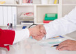 Begrüßung mit Handschlag: Arzt und Patientin