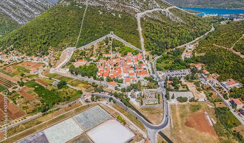 Tapeta ścienna Antena stonowa z murami miejskimi, Chorwacja