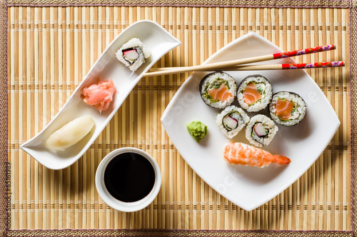 Naklejka samoprzylepna Sushi na białym talerzu