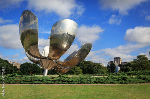 Board z aluminiowym obramowaniem Floralis generica to rzeźba wykonana ze stali i aluminium