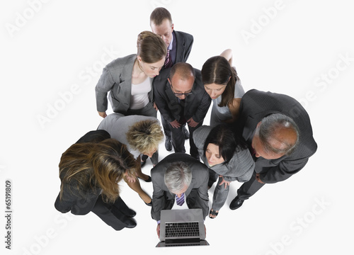 Fotografía Geschäftsleute Blick auf Laptop vor weißem Hintergrund
