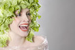 Junge Frau mit Salat auf dem Kopf , Portrait