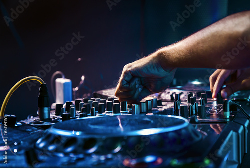 Board z aluminiowym obramowaniem Dj gra na torze