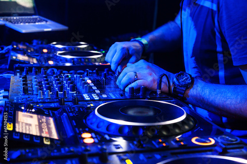 Board z aluminiowym obramowaniem Dj gra na torze