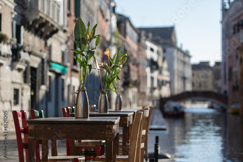 Obraz w ramie Venice, Italy - Wooden table