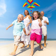© Rawpixel.com - Family running with kite on beach