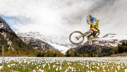 Board z aluminiowym obramowaniem Mtb na wiosnę