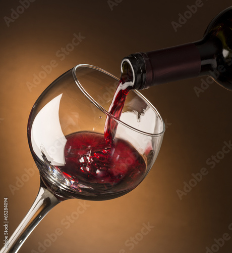 Naklejka nad blat kuchenny glass of red wine on dark background
