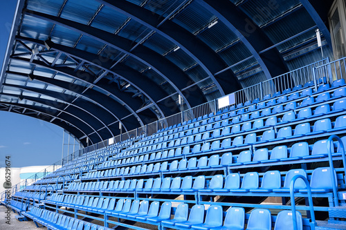 Obraz na płótnie canvas Puste niebieskie siedzenie na stadionie