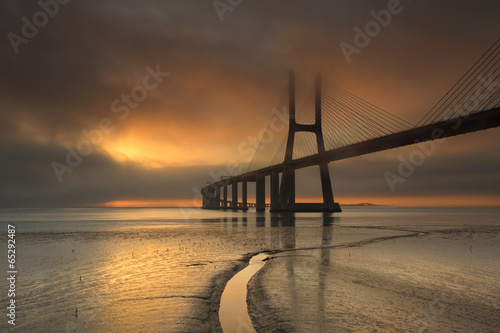 Naklejka na drzwi Ponte Vasco da Gama a romper pelo nevoeiro