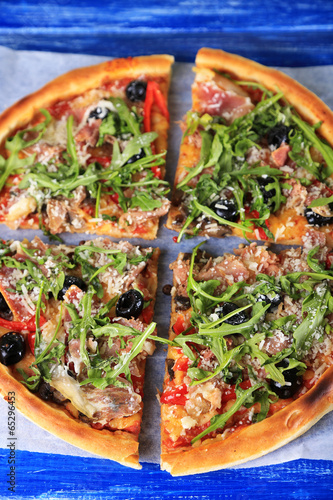 Naklejka samoprzylepna Pizza z rukolą na kolor drewniane tła