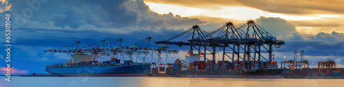 Fotografía Container Cargo freight ship with working crane loading