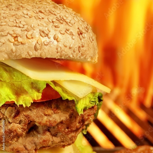 Naklejka samoprzylepna Burger na tle płonących grill