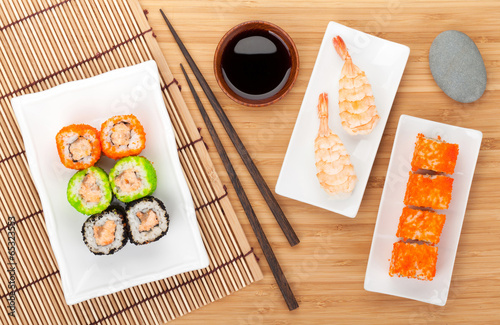 Naklejka samoprzylepna Sushi maki i sushi z krewetek