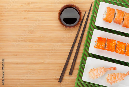 Naklejka samoprzylepna Sushi maki i sushi z krewetek