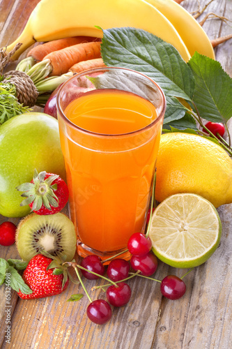 Nowoczesny obraz na płótnie A healthy multivitamin juice of various fruits and vegetables