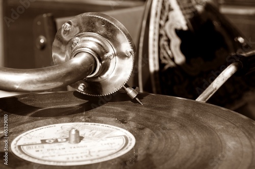 Dekoracja na wymiar  vintage-gramofon-z-winylem-sepia