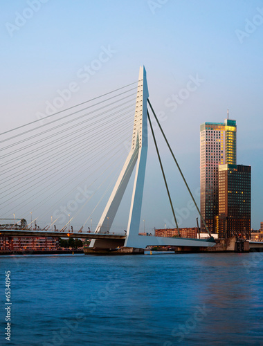 Plakat na papierze fotorealistycznym Most Erasmusa i Maastoren, Rotterdam, Holandia
