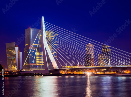 Naklejka samoprzylepna Most Erasmus podczas niebieskiej godziny, Rotterdam, Holandia
