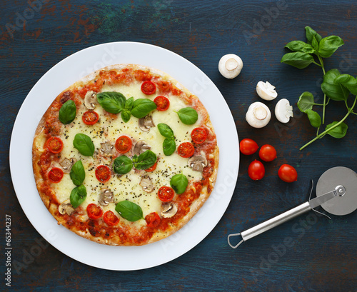 Naklejka samoprzylepna Pizza z pieczarkami, pomidorami i bazylią