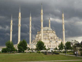 Wall Mural - Adana,cami,merkezcami,gökyüzü,bulut,minare,yeşil.çim.seyhanadana