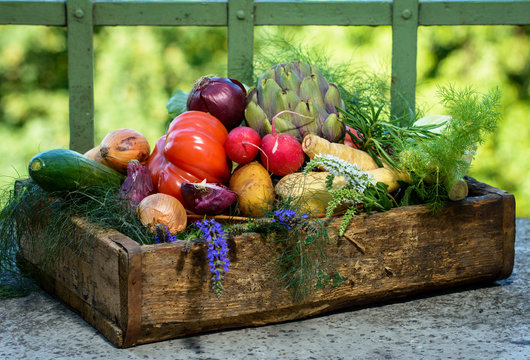 Fototapete - Holzkiste mit verschiedenen Gemüsesorten