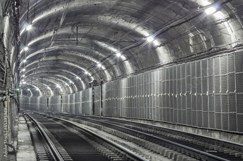Board z aluminiowym obramowaniem Pusty tunel metra