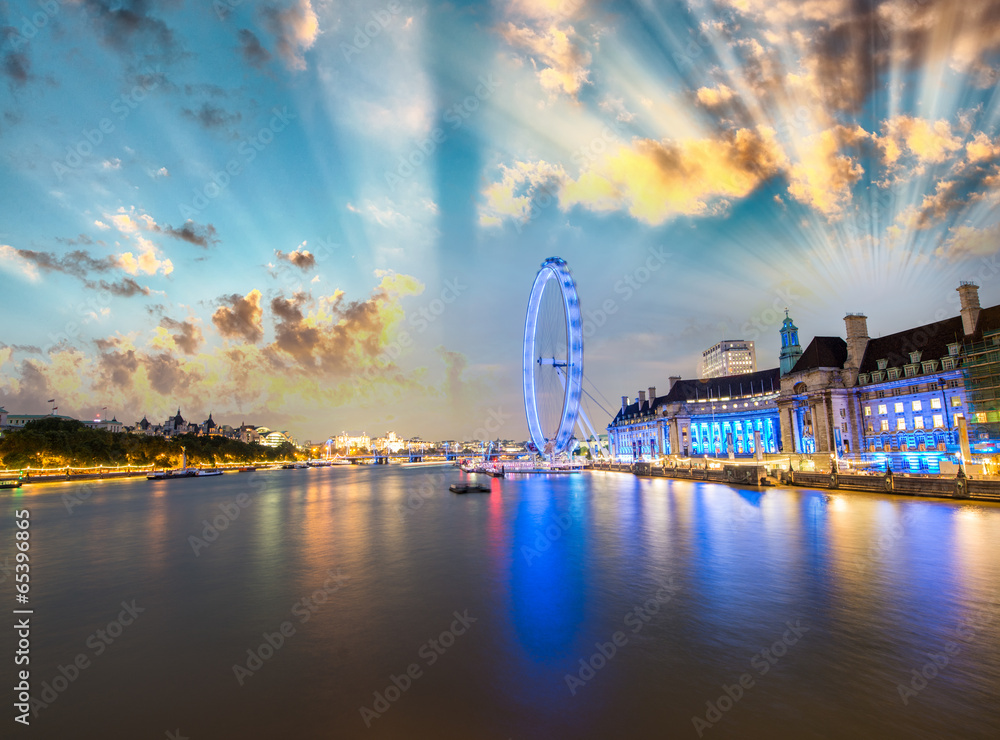 London skyline along Thames and famous London Eye wheel on a won - obrazy, fototapety, plakaty 