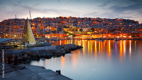 Board z aluminiowym obramowaniem Jachty w marinie mikrolimano w Pireusie, Ateny.