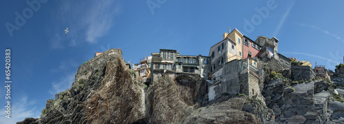 Fotoboard na płycie Metalowa siatka na skałach, aby zapobiec zawaleniu się w cinque terre