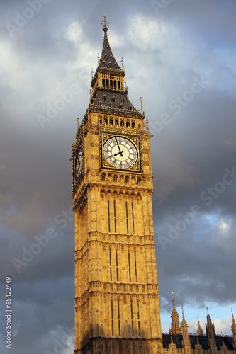 Obraz na płótnie canvas czteroczęściowy "tetraptyk" Big Ben w Londynie z chmurami w tle
