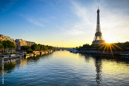 Plakat Wschód słońca na wieży Eiffla w Paryżu