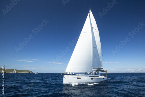 Fotomural Boat in sailing regatta. Luxury yachts.