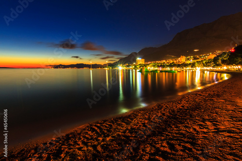 Board z aluminiowym obramowaniem Widok na plażę makarska, o zmierzchu, dalmacja, chorwacja, europa
