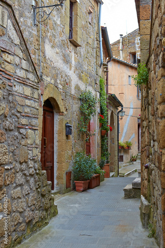 Nowoczesny obraz na płótnie Narrow Alley With Old Buildings In Italian City