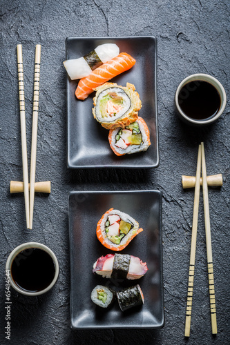 Naklejka samoprzylepna Sushi dla dwojga serwowane na czarnym kamieniu