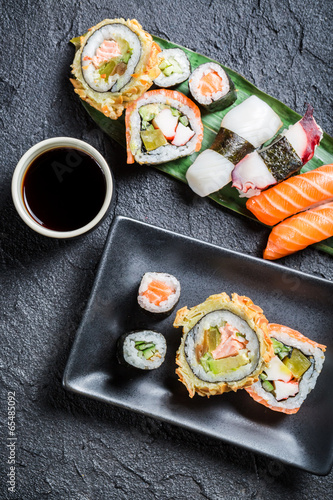 Naklejka samoprzylepna Zbliżenie sushi z sosem sojowym