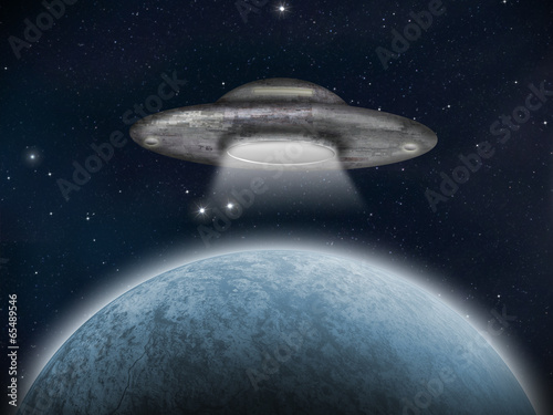 Naklejka samoprzylepna Obcy statek kosmiczny lub UFO w pobliżu planety podobnej do Ziemi