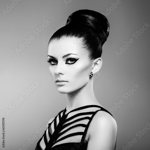 Tapeta ścienna Portret pięknej zmysłowej kobiety z elegancką fryzurę. 