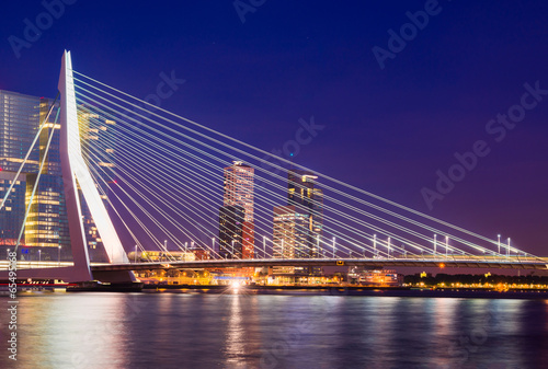 Plakat na papierze fotorealistycznym Most Erasmus w nocy, Rotterdam, Holandia