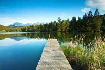 bergsee mit alpenblick