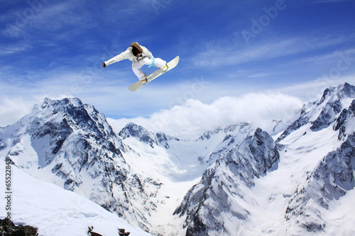 Board z aluminiowym obramowaniem Latający snowboardzista w górach