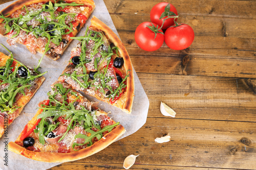 Naklejka samoprzylepna Pizza z rukolą na kolor drewniane tła