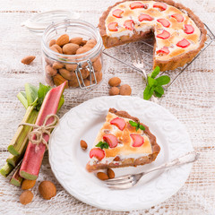 Leinwandbilder - rhubarb cakes with meringue and almonds